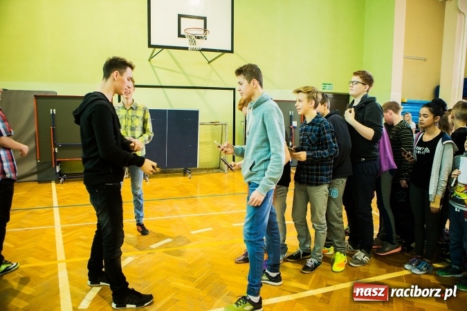 Zdjęcie w galerii na portalu naszraciborz.pl: Marcin Dubiel, znany youtuber odwiedził dziś uczni&oacute;w szkoły w Tworkowie wiadomości z regionu