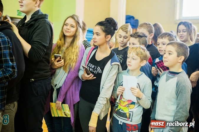 Zdjęcie w galerii na portalu naszraciborz.pl: Marcin Dubiel, znany youtuber odwiedził dziś uczni&oacute;w szkoły w Tworkowie wiadomości z regionu