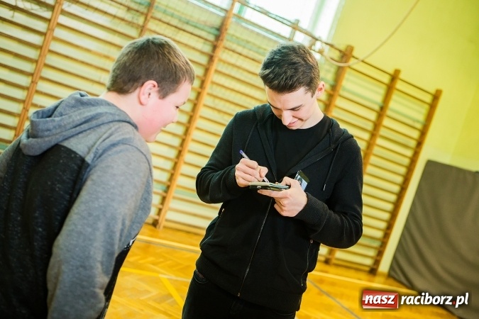 Zdjęcie w galerii na portalu naszraciborz.pl: Marcin Dubiel, znany youtuber odwiedził dziś uczni&oacute;w szkoły w Tworkowie wiadomości z regionu