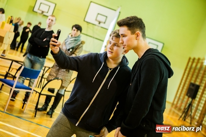 Zdjęcie w galerii na portalu naszraciborz.pl: Marcin Dubiel, znany youtuber odwiedził dziś uczni&oacute;w szkoły w Tworkowie wiadomości z regionu