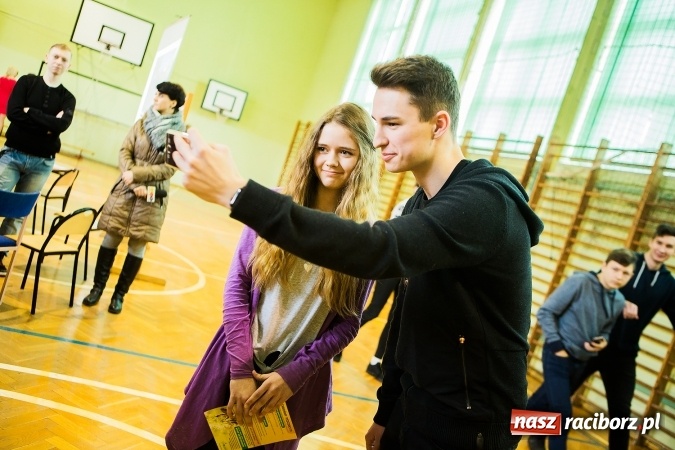 Zdjęcie w galerii na portalu naszraciborz.pl: Marcin Dubiel, znany youtuber odwiedził dziś uczni&oacute;w szkoły w Tworkowie wiadomości z regionu