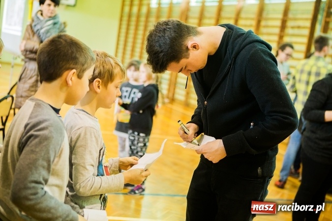 Zdjęcie w galerii na portalu naszraciborz.pl: Marcin Dubiel, znany youtuber odwiedził dziś uczni&oacute;w szkoły w Tworkowie wiadomości z regionu