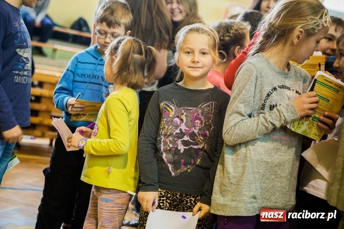 Zdjęcie w galerii na portalu naszraciborz.pl: Marcin Dubiel, znany youtuber odwiedził dziś uczni&oacute;w szkoły w Tworkowie wiadomości z regionu