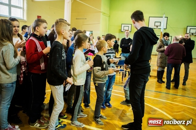 Zdjęcie w galerii na portalu naszraciborz.pl: Marcin Dubiel, znany youtuber odwiedził dziś uczni&oacute;w szkoły w Tworkowie wiadomości z regionu