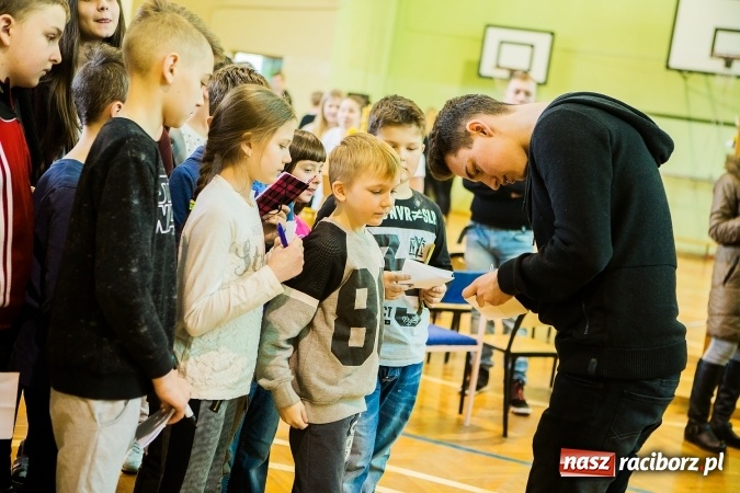 Zdjęcie w galerii na portalu naszraciborz.pl: Marcin Dubiel, znany youtuber odwiedził dziś uczni&oacute;w szkoły w Tworkowie wiadomości z regionu