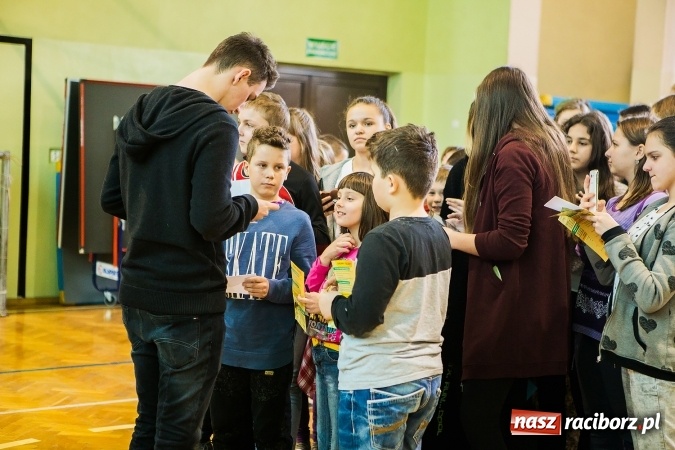 Zdjęcie w galerii na portalu naszraciborz.pl: Marcin Dubiel, znany youtuber odwiedził dziś uczni&oacute;w szkoły w Tworkowie wiadomości z regionu