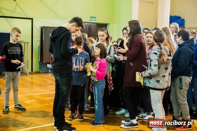 Zdjęcie w galerii na portalu naszraciborz.pl: Marcin Dubiel, znany youtuber odwiedził dziś uczni&oacute;w szkoły w Tworkowie wiadomości z regionu