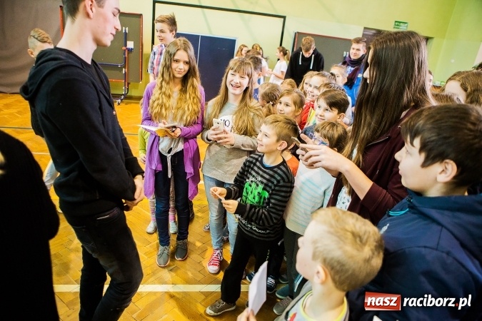 Zdjęcie w galerii na portalu naszraciborz.pl: Marcin Dubiel, znany youtuber odwiedził dziś uczni&oacute;w szkoły w Tworkowie wiadomości z regionu