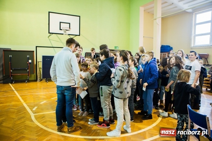 Zdjęcie w galerii na portalu naszraciborz.pl: Marcin Dubiel, znany youtuber odwiedził dziś uczni&oacute;w szkoły w Tworkowie wiadomości z regionu