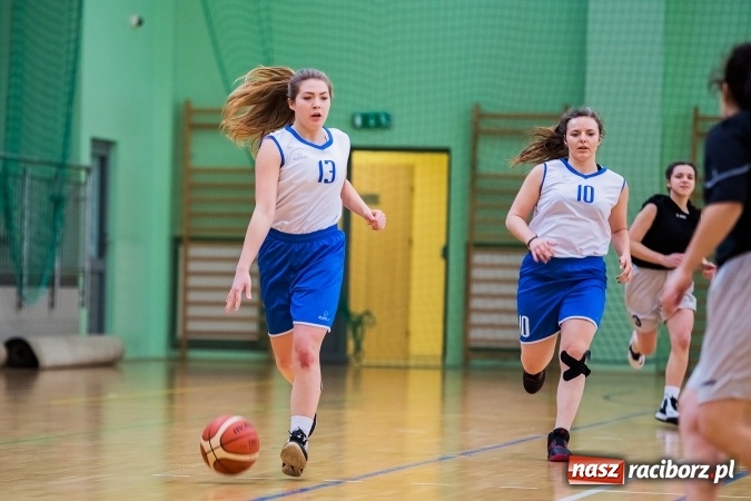 Zdjęcie w galerii na portalu naszraciborz.pl: Koszykówka dziewcząt szkół ponadgimnazjalnych wiadomości z regionu
