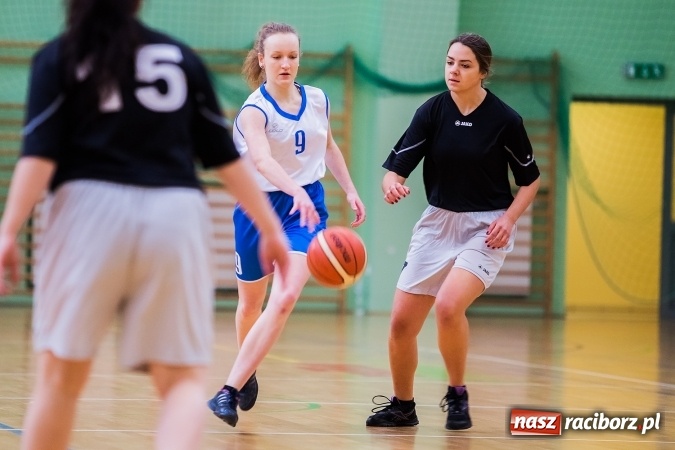 Zdjęcie w galerii na portalu naszraciborz.pl: Koszykówka dziewcząt szkół ponadgimnazjalnych wiadomości z regionu