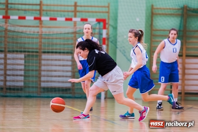 Zdjęcie w galerii na portalu naszraciborz.pl: Koszykówka dziewcząt szkół ponadgimnazjalnych wiadomości z regionu