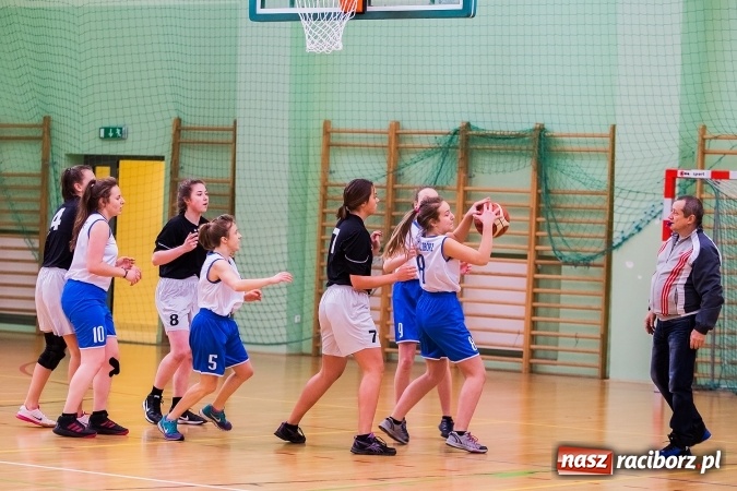 Zdjęcie w galerii na portalu naszraciborz.pl: Koszykówka dziewcząt szkół ponadgimnazjalnych wiadomości z regionu