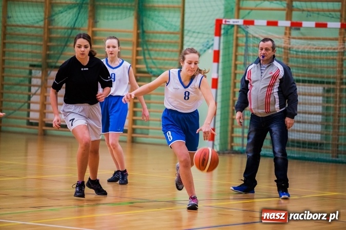 Zdjęcie w galerii na portalu naszraciborz.pl: Koszykówka dziewcząt szkół ponadgimnazjalnych wiadomości z regionu