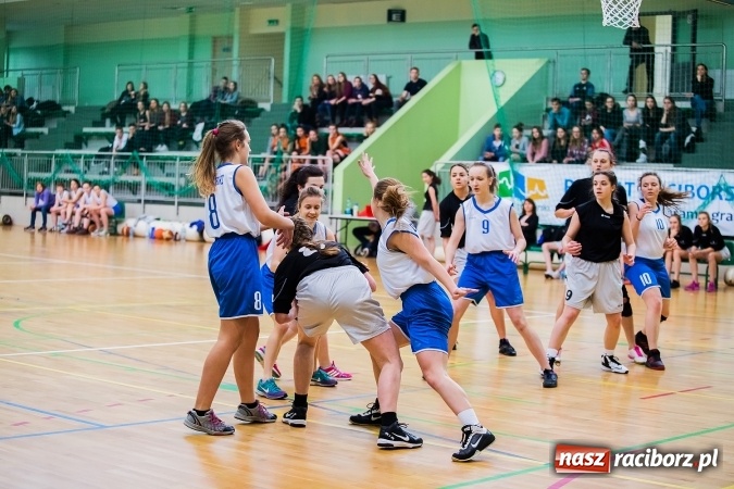 Zdjęcie w galerii na portalu naszraciborz.pl: Koszykówka dziewcząt szkół ponadgimnazjalnych wiadomości z regionu