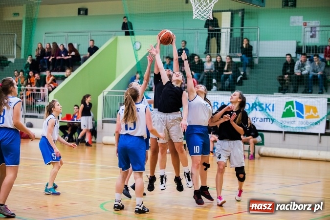 Zdjęcie w galerii na portalu naszraciborz.pl: Koszykówka dziewcząt szkół ponadgimnazjalnych wiadomości z regionu