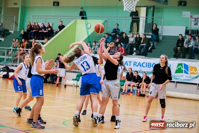 Zdjęcie w galerii na portalu naszraciborz.pl: Koszykówka dziewcząt szkół ponadgimnazjalnych wiadomości z regionu