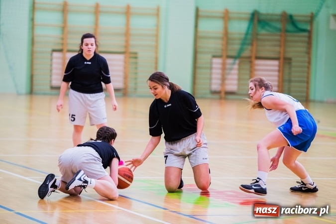 Zdjęcie w galerii na portalu naszraciborz.pl: Koszykówka dziewcząt szkół ponadgimnazjalnych wiadomości z regionu