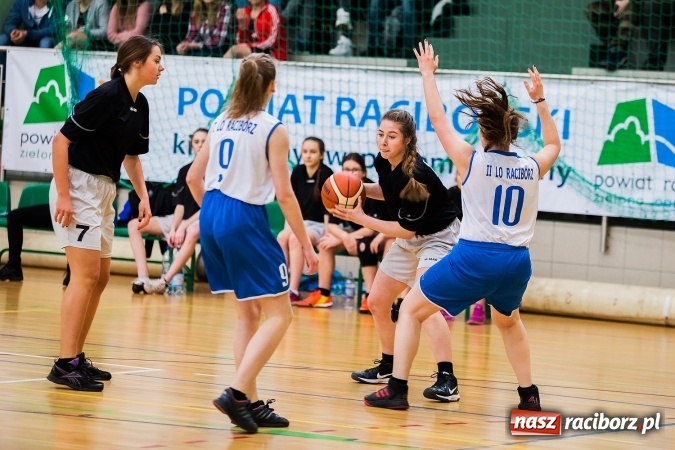 Zdjęcie w galerii na portalu naszraciborz.pl: Koszykówka dziewcząt szkół ponadgimnazjalnych wiadomości z regionu