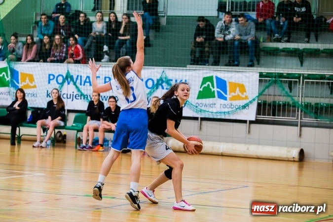Zdjęcie w galerii na portalu naszraciborz.pl: Koszykówka dziewcząt szkół ponadgimnazjalnych wiadomości z regionu