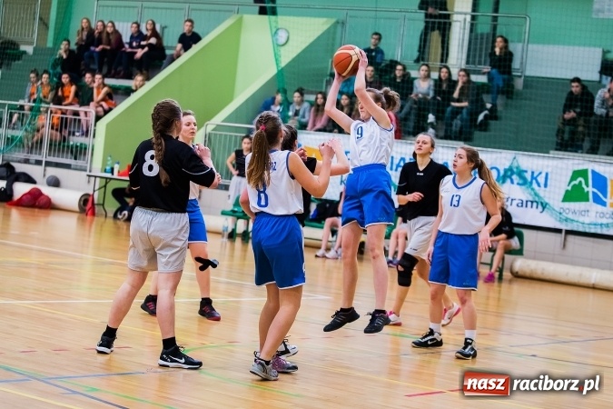 Zdjęcie w galerii na portalu naszraciborz.pl: Koszykówka dziewcząt szkół ponadgimnazjalnych wiadomości z regionu