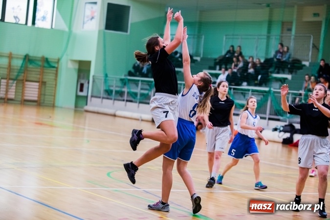 Zdjęcie w galerii na portalu naszraciborz.pl: Koszykówka dziewcząt szkół ponadgimnazjalnych wiadomości z regionu