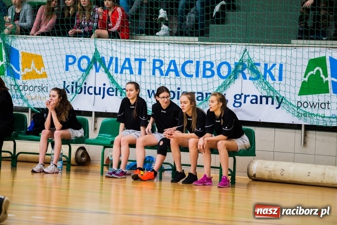 Zdjęcie w galerii na portalu naszraciborz.pl: Koszykówka dziewcząt szkół ponadgimnazjalnych wiadomości z regionu