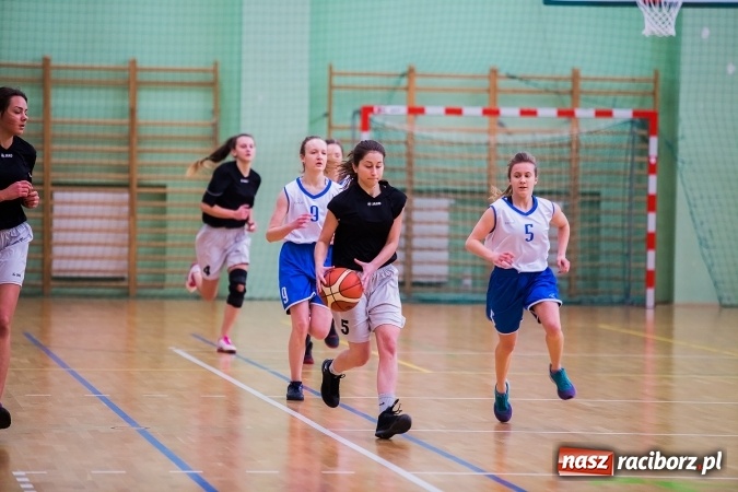 Zdjęcie w galerii na portalu naszraciborz.pl: Koszykówka dziewcząt szkół ponadgimnazjalnych wiadomości z regionu