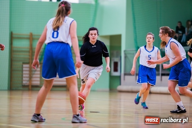Zdjęcie w galerii na portalu naszraciborz.pl: Koszykówka dziewcząt szkół ponadgimnazjalnych wiadomości z regionu