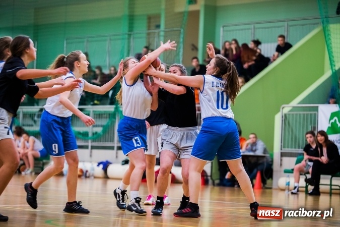 Zdjęcie w galerii na portalu naszraciborz.pl: Koszykówka dziewcząt szkół ponadgimnazjalnych wiadomości z regionu