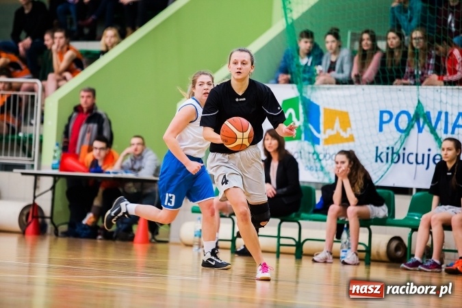Zdjęcie w galerii na portalu naszraciborz.pl: Koszykówka dziewcząt szkół ponadgimnazjalnych wiadomości z regionu