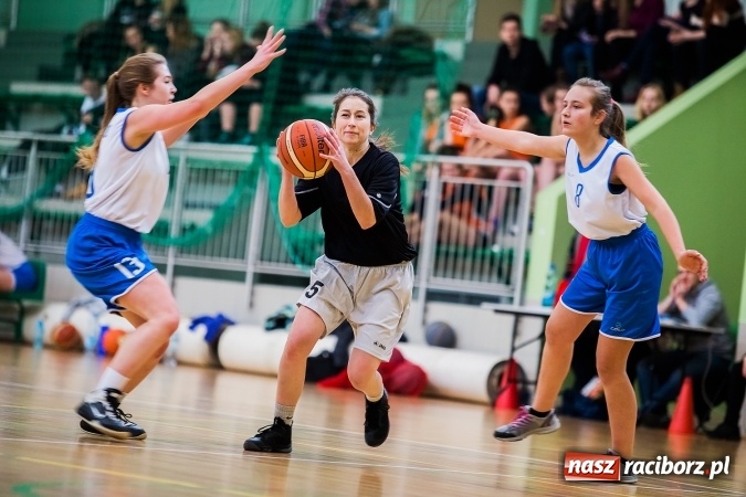 Zdjęcie w galerii na portalu naszraciborz.pl: Koszykówka dziewcząt szkół ponadgimnazjalnych wiadomości z regionu