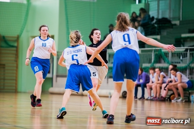 Zdjęcie w galerii na portalu naszraciborz.pl: Koszykówka dziewcząt szkół ponadgimnazjalnych wiadomości z regionu