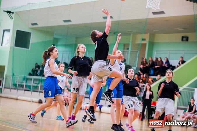 Zdjęcie w galerii na portalu naszraciborz.pl: Koszykówka dziewcząt szkół ponadgimnazjalnych wiadomości z regionu