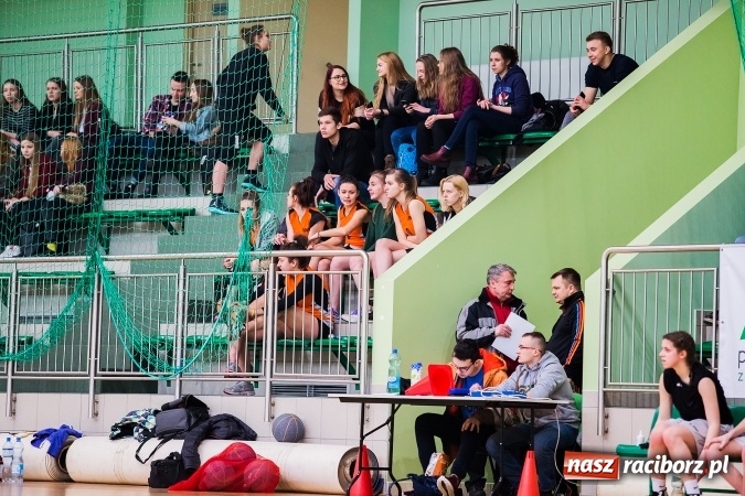 Zdjęcie w galerii na portalu naszraciborz.pl: Koszykówka dziewcząt szkół ponadgimnazjalnych wiadomości z regionu