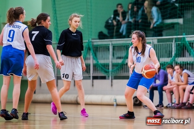 Zdjęcie w galerii na portalu naszraciborz.pl: Koszykówka dziewcząt szkół ponadgimnazjalnych wiadomości z regionu