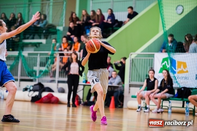 Zdjęcie w galerii na portalu naszraciborz.pl: Koszykówka dziewcząt szkół ponadgimnazjalnych wiadomości z regionu