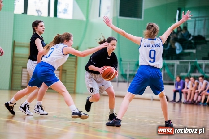 Zdjęcie w galerii na portalu naszraciborz.pl: Koszykówka dziewcząt szkół ponadgimnazjalnych wiadomości z regionu
