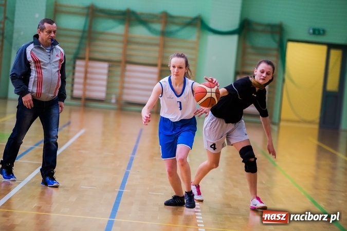 Zdjęcie w galerii na portalu naszraciborz.pl: Koszykówka dziewcząt szkół ponadgimnazjalnych wiadomości z regionu