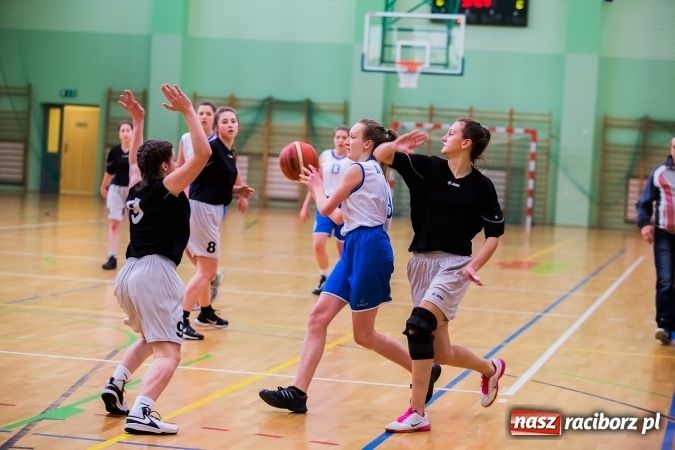 Zdjęcie w galerii na portalu naszraciborz.pl: Koszykówka dziewcząt szkół ponadgimnazjalnych wiadomości z regionu