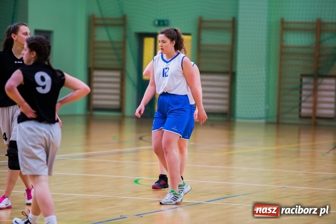 Zdjęcie w galerii na portalu naszraciborz.pl: Koszykówka dziewcząt szkół ponadgimnazjalnych wiadomości z regionu