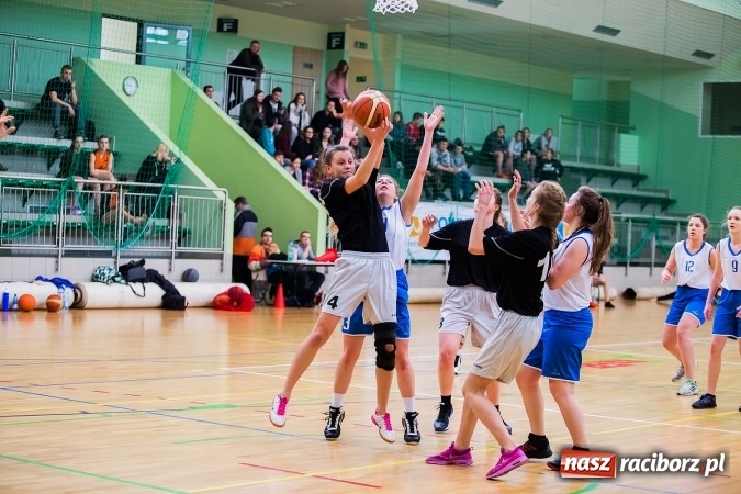 Zdjęcie w galerii na portalu naszraciborz.pl: Koszykówka dziewcząt szkół ponadgimnazjalnych wiadomości z regionu