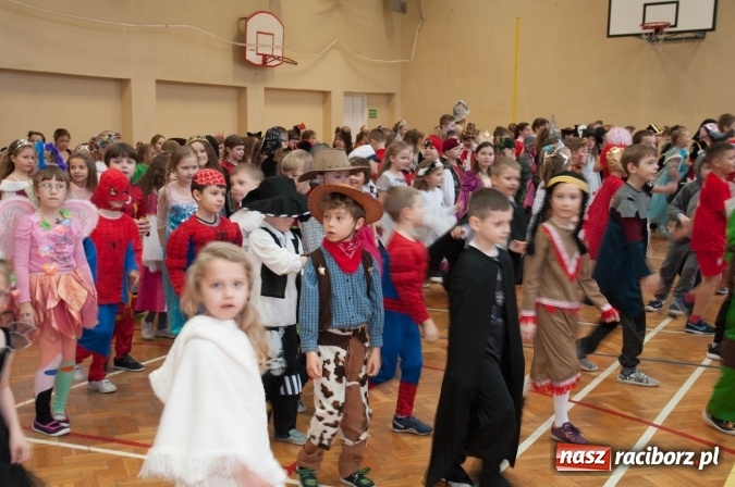 Zdjęcie w galerii na portalu naszraciborz.pl: Ach, co to był za bal! Karnawałowe harce w osiemnastce wiadomości z regionu
