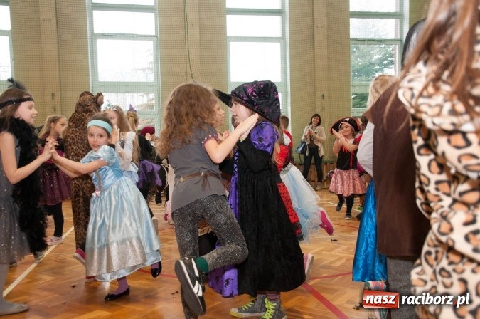 Zdjęcie w galerii na portalu naszraciborz.pl: Ach, co to był za bal! Karnawałowe harce w osiemnastce wiadomości z regionu