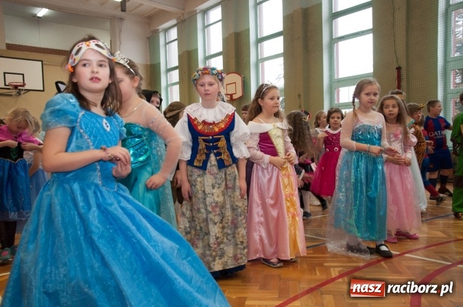 Zdjęcie w galerii na portalu naszraciborz.pl: Ach, co to był za bal! Karnawałowe harce w osiemnastce wiadomości z regionu
