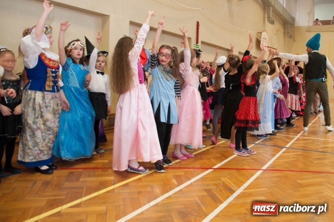 Zdjęcie w galerii na portalu naszraciborz.pl: Ach, co to był za bal! Karnawałowe harce w osiemnastce wiadomości z regionu