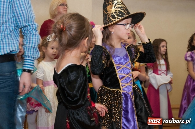 Zdjęcie w galerii na portalu naszraciborz.pl: Ach, co to był za bal! Karnawałowe harce w osiemnastce wiadomości z regionu