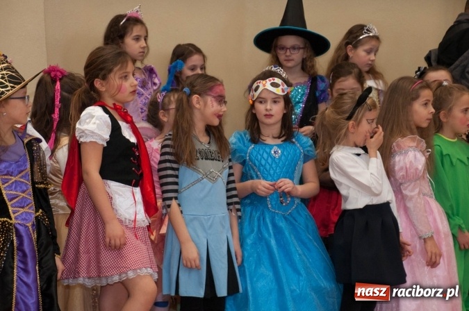 Zdjęcie w galerii na portalu naszraciborz.pl: Ach, co to był za bal! Karnawałowe harce w osiemnastce wiadomości z regionu