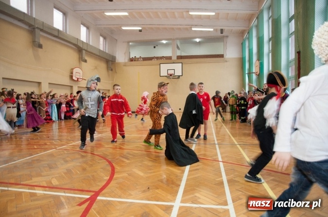 Zdjęcie w galerii na portalu naszraciborz.pl: Ach, co to był za bal! Karnawałowe harce w osiemnastce wiadomości z regionu