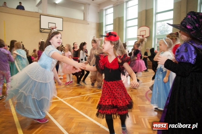Zdjęcie w galerii na portalu naszraciborz.pl: Ach, co to był za bal! Karnawałowe harce w osiemnastce wiadomości z regionu